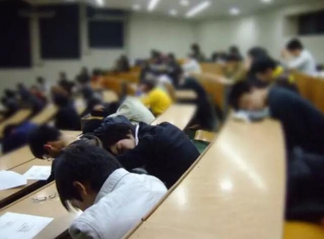 沉睡中的大学生：上课睡大觉，考试不复习，等待你的将是一场失业