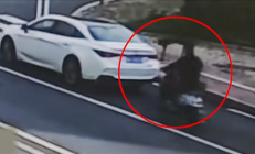 男子骑车追尾汽车要负全责后急了：我是弱势群体 还受伤了