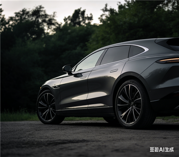 金晨被曝肇事逃逸：当地村民称撞了墙