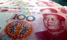 两男子拖400万现金坐动车 刚过安检就被识破 查后全部抵债