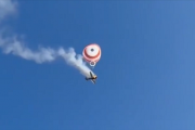 巴西一架小型飞机空中起火：撑起巨大救生伞后缓慢降落