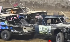 恐怖一幕！澳大利亚一赛车失控撞破围栏一头扎进观赛人群