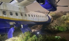 尼泊尔一架运载55人的客机冲出跑道 飞机严重受损 多人受伤