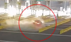 打着盹儿连撞30米水马 司机：开了辅助驾驶