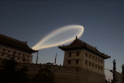 西安上空不明飞行物有长拖尾 专业人士揭秘：实为火箭云