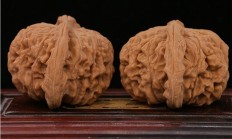 男子盘四年的文玩核桃竟是塑料制品：150元白花了