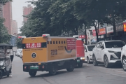两辆快递无人车窄路互不相让 停在路中间“吵架”