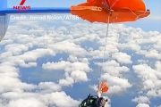 惊险！备用降落伞意外开伞 澳大利亚跳伞员被拽出机外卡在机翼上