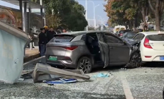 男子带病驾驶 剧烈咳嗽致误踩油门撞车：车辆几乎报废