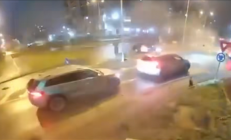 罗马尼亚版《速度与激情》！一辆奔驰失控高速起飞 飞跃两辆汽车