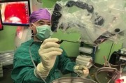 医生取出藏女子脑内7年活虫 边“聊天”边抓虫