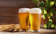 4人喝近120瓶啤酒惊到老板 网友：切勿贪杯