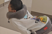 全球首例！4次断骨打开折叠男孩迈出新生第一步