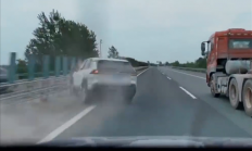 强行刀片超车失败 先撞护栏又撞重卡！丰田威兰达当场成废铁