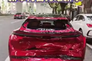 刚提车30分钟 被仅提一天的同款车连环撞击 网友：新车何苦为难新车