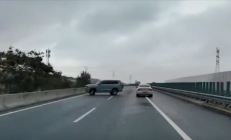 高速上掉头吓得小车紧急闪避 司机：我以为自己逆行了 赶紧纠错