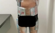 一男子身穿手机“铠甲”入境被查：全身裹满52部旧iPhone