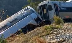 墨西哥一列车脱轨坠入7米深山谷：已致13死98伤