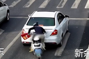 女子骑摩托追尾等红灯汽车后甩锅：他不该停在这！