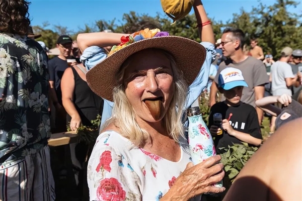 长满毛刺还有毒的荨麻:一小哥愣是30分钟生吃35米