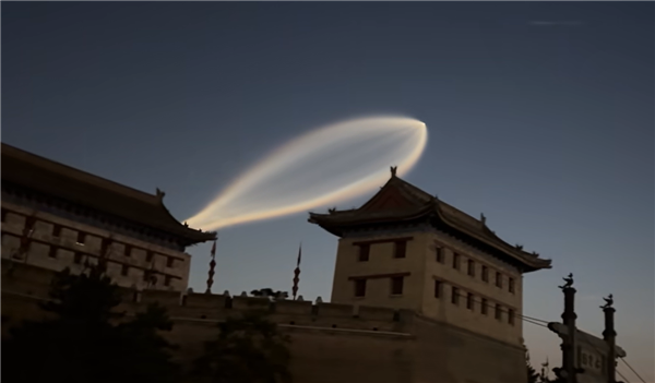 西安上空不明飞行物有长拖尾 专业人士揭秘：实为火箭云