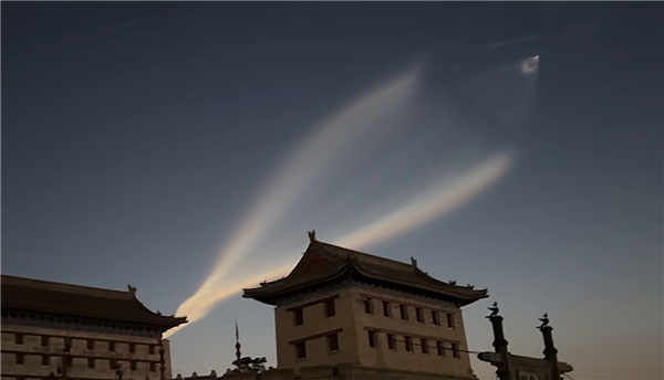 西安上空不明飞行物有长拖尾 专业人士揭秘：实为火箭云