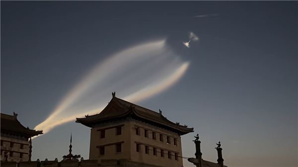 西安上空不明飞行物有长拖尾 专业人士揭秘：实为火箭云