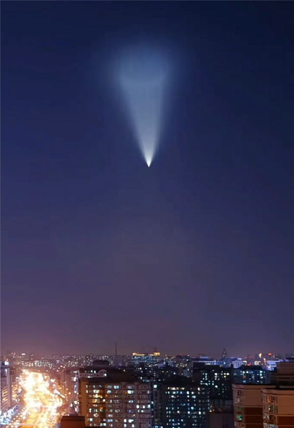 西安上空不明飞行物有长拖尾 专业人士揭秘：实为火箭云