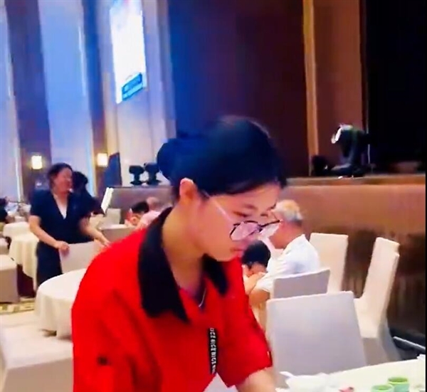 女生高考总分超600分:放榜时在酒楼端盘子