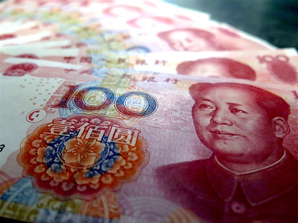 两男子拖400万现金坐动车 刚过安检就被识破 查后全部抵债