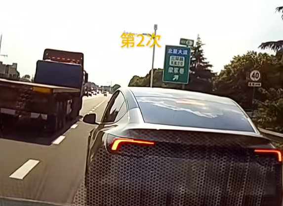 特斯拉驾驶员高速上5次别停后车并竖中指:寻衅滋事 行拘5日