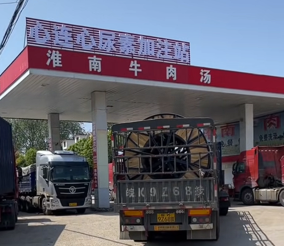车主吐槽远看加油站走近发现是饭店:误导了非常多的人