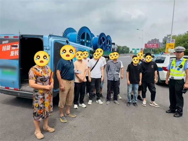 11人挤爆核载2人货车 交警都懵了：重罚！