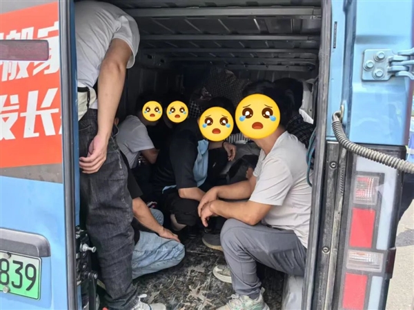 11人挤爆核载2人货车 交警都懵了：重罚！