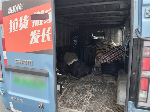 11人挤爆核载2人货车 交警都懵了：重罚！