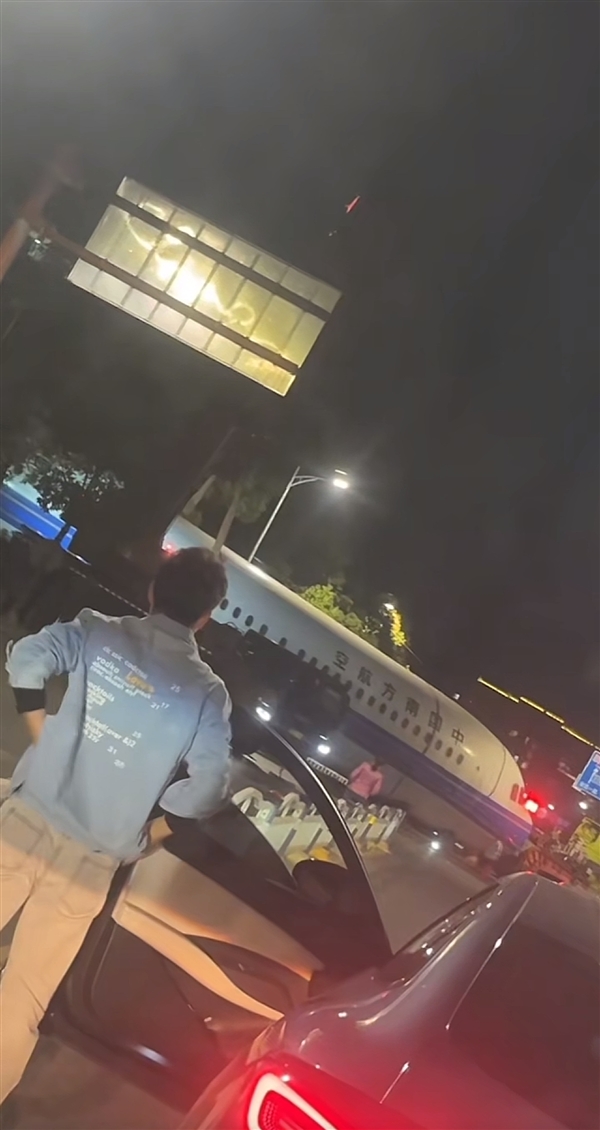 男子拍到武汉街头出现飞机 官方回应：系旧机拆解转运