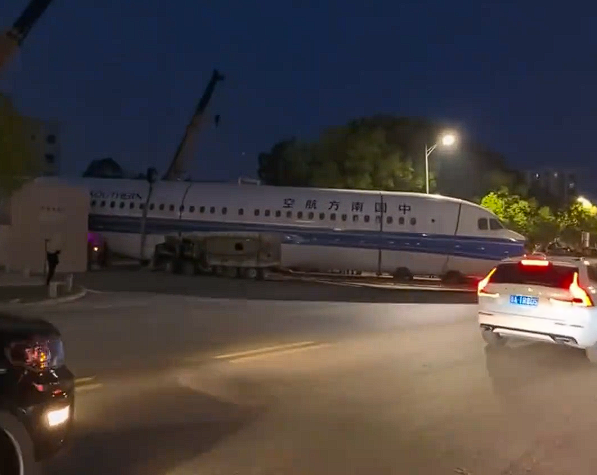 男子拍到武汉街头出现飞机 官方回应：系旧机拆解转运