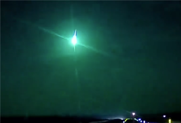 北方多地夜空现不明发光飞行物：不排除人造物体坠落