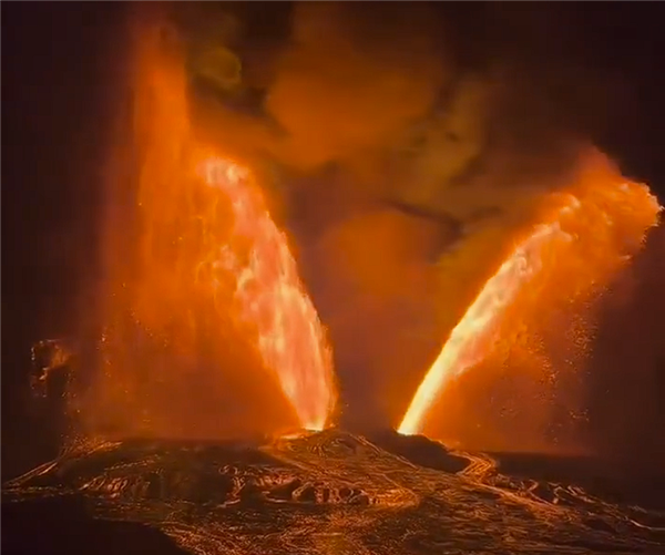 夏威夷基拉韦厄火山喷发：形成高达1500英尺的“熔岩之翼”