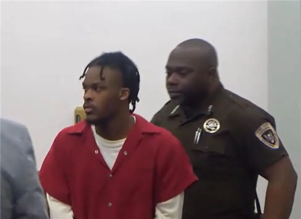 子弹卡在脂肪层 美国女子遇歹徒连中7枪奇迹生还!