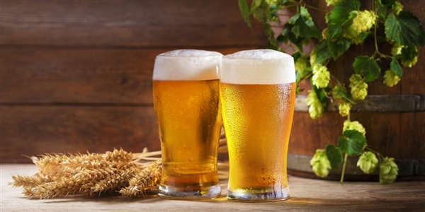 4人喝近120瓶啤酒惊到老板 网友：切勿贪杯