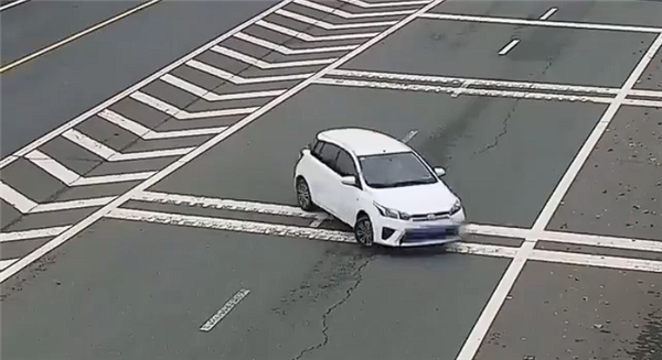 女子开车逆行上高速反怪导航：我没地方走了