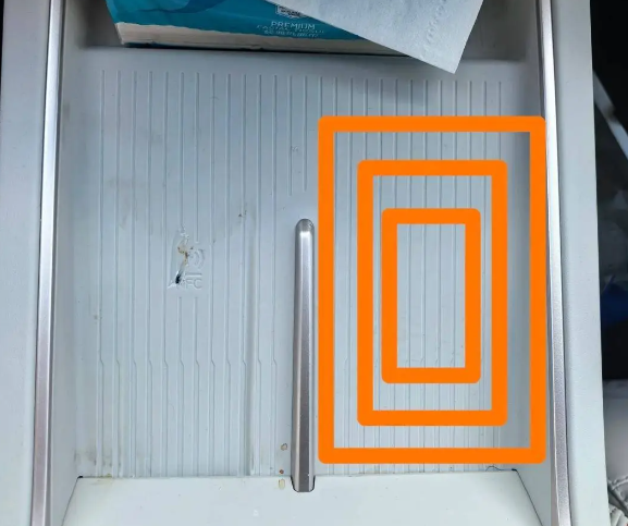 口罩车内离奇“自燃”车主懵了 专家：口罩金属条进入无线充电磁场被加热