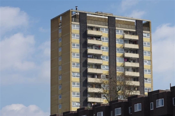 69岁老太12楼扔垃圾砸坏车辆被判刑引热议:官方提醒高空抛物太危险