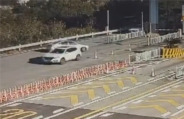 出服务区后直接掉头逆行试图下高速 司机：我年纪大了 没有加过油