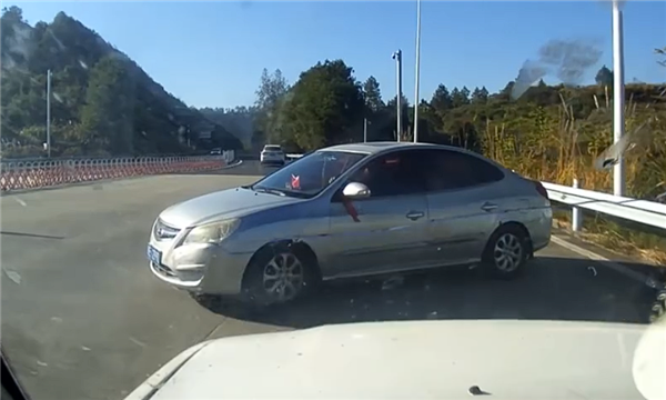 出服务区后直接掉头逆行试图下高速 司机：我年纪大了 没有加过油