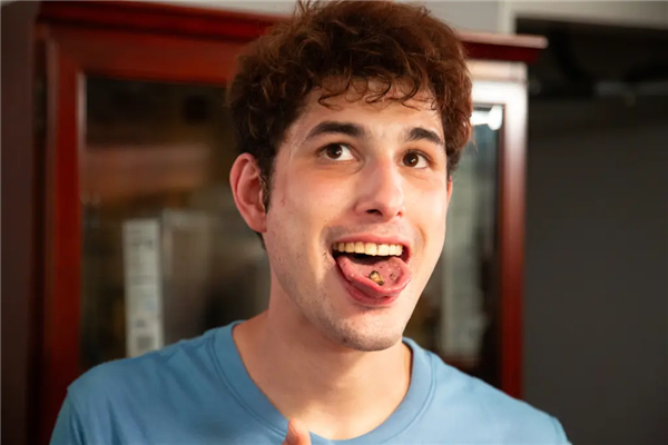 美国男子每天吃虫100只 只因享受虫子在嘴里蠕动的感觉