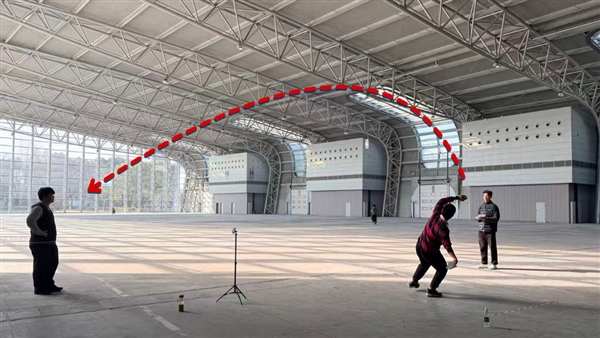 98.43米！中国少年打破纸飞机飞行最远距离吉尼斯世界纪录