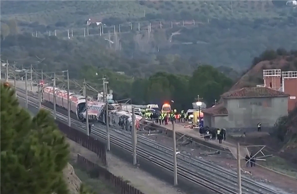 西班牙高铁脱轨后相撞 已致40死37失踪！重点调查钢轨焊接部位