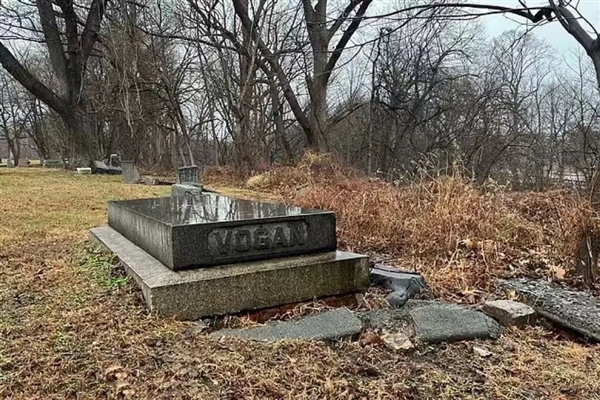 美国男子痴迷掘墓盗尸 家里收藏上百件人类遗骸 动机不明